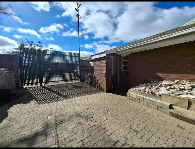 248M² OFFICE FOR SALE IN VANDERBIJLPARK CE 6